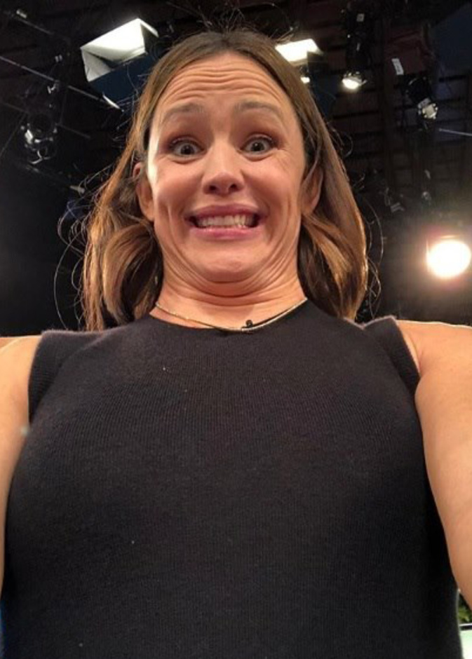 جينيفر غارنر في صورة مضحكة تسخر فيها من فنون السيلفي!