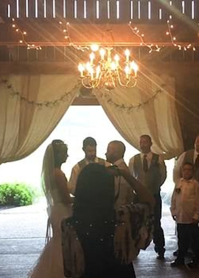 مصورة تدفع ضيفة بقوة بسبب اعتراض طريقها أثناء التقاط صور حفل الزفاف