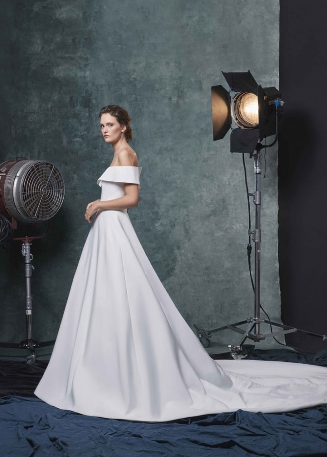 فستان زفاف ملون من مجموعة Leanne Marshall