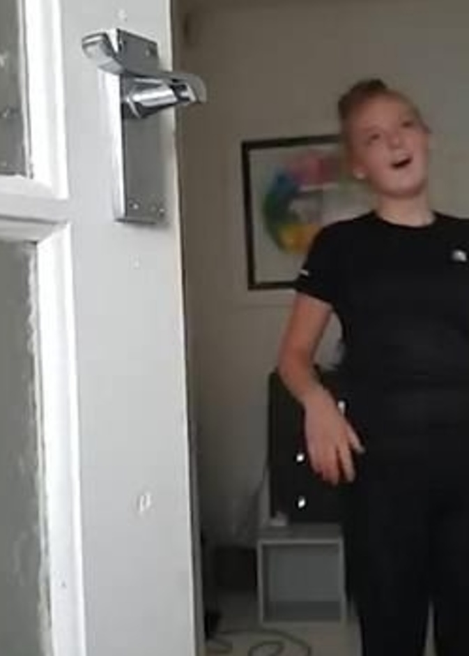 محاولة فاشلة للدخول إلى المنزل من النافذة