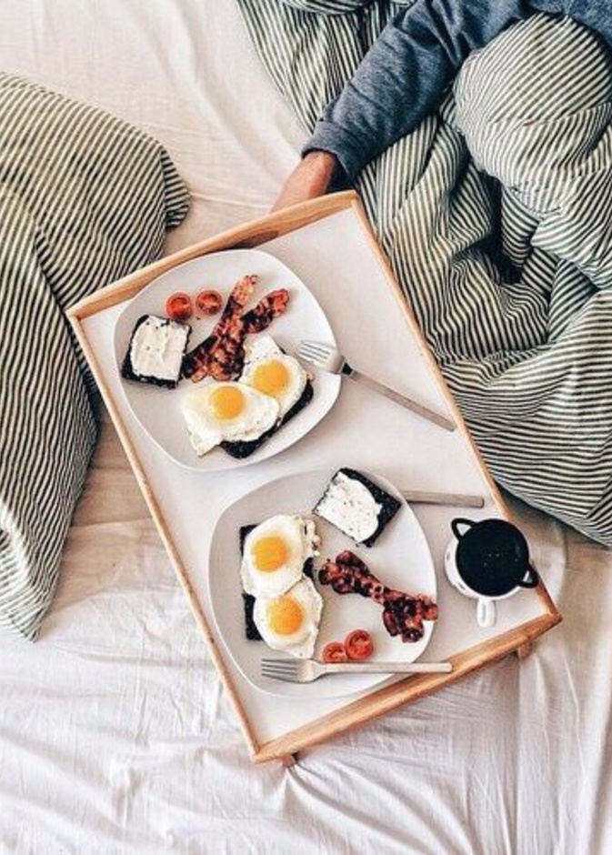 إبدئي يومك مع وجبة إفطار تعتمد على البروتين مثل البيض والخبز المحمص