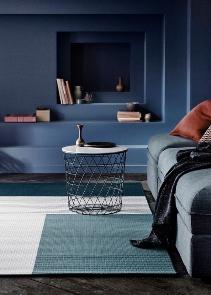  ألوان الأزرق الدافئة مع سلة القش لديكور غرفة معيشة خريفية ودافئة