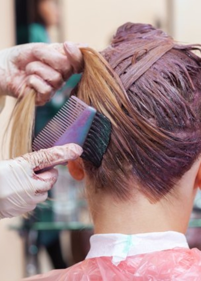 الشارقة..صبغة شعر تحرق رأس سيدة ورقبتها