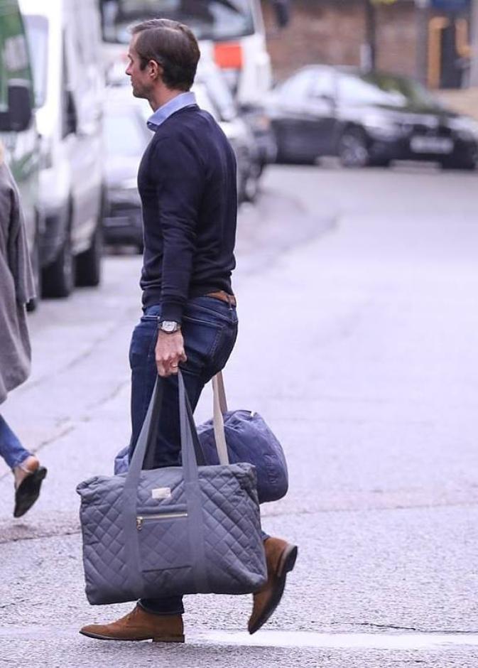 جايمز ماثيوز زوج بيبا ميدلتون يصل إلى مستشفى الولادة وهو يحمل حاجيات الأم والمولود المنتظر
