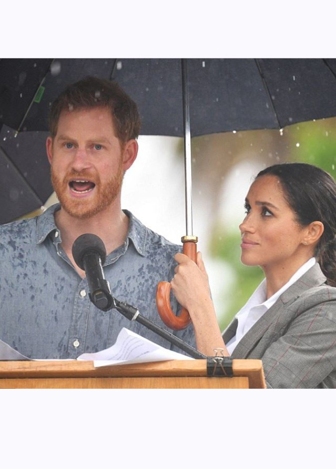 صورة تحمل معاني الحب حيث حملت ميغان ماركل المظلة لتجنب هاري تبلله بالأمطار خلال زيارتهما لأستراليا