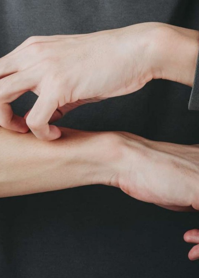 ظهور طفح جلدي مفاجئ على منطقة الصدر والظهر وأحيانا الذراعين والساقين