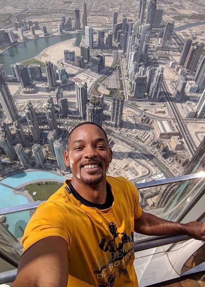 ويل سميث بصورة سيلفي من برج خليفة في دبي