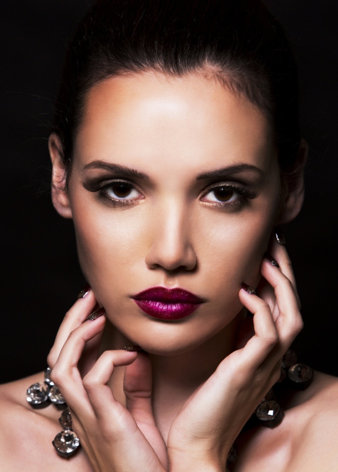 أحمر الشفاه بالألوان الداكنة موضة شتاء 2019