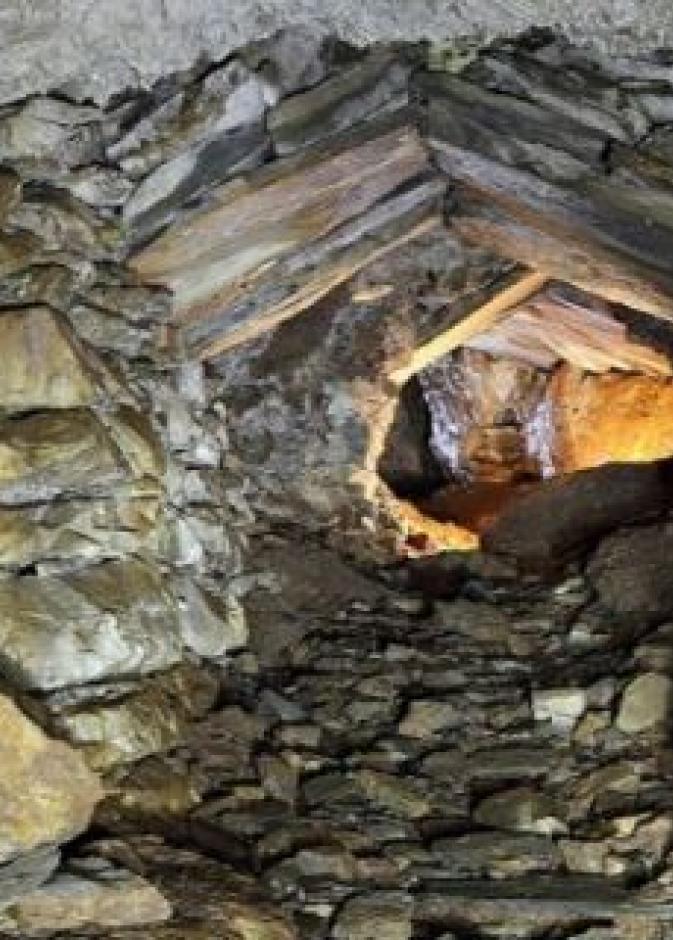 محاولات مستمرة لإنقاذ العمال العالقين تحت الأرض