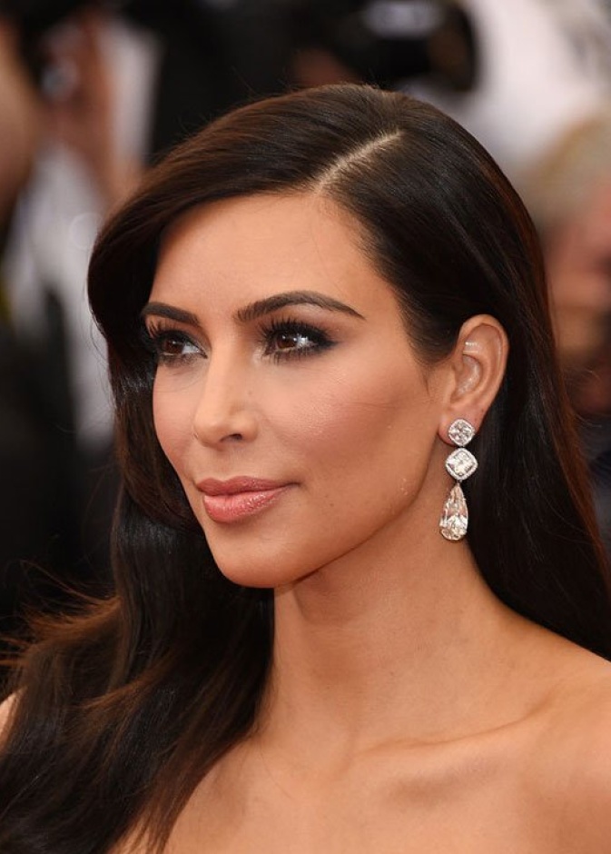  كيم كارداشيان ترتدي عقد الماس من كارتييه Cartier