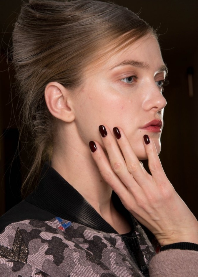 ألوان أظافر مبعثرة من دار Christian Cowan