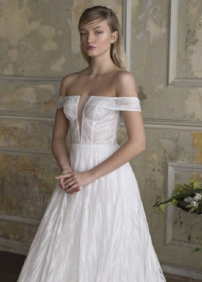 فساتين زفاف بأكمام منسدلة