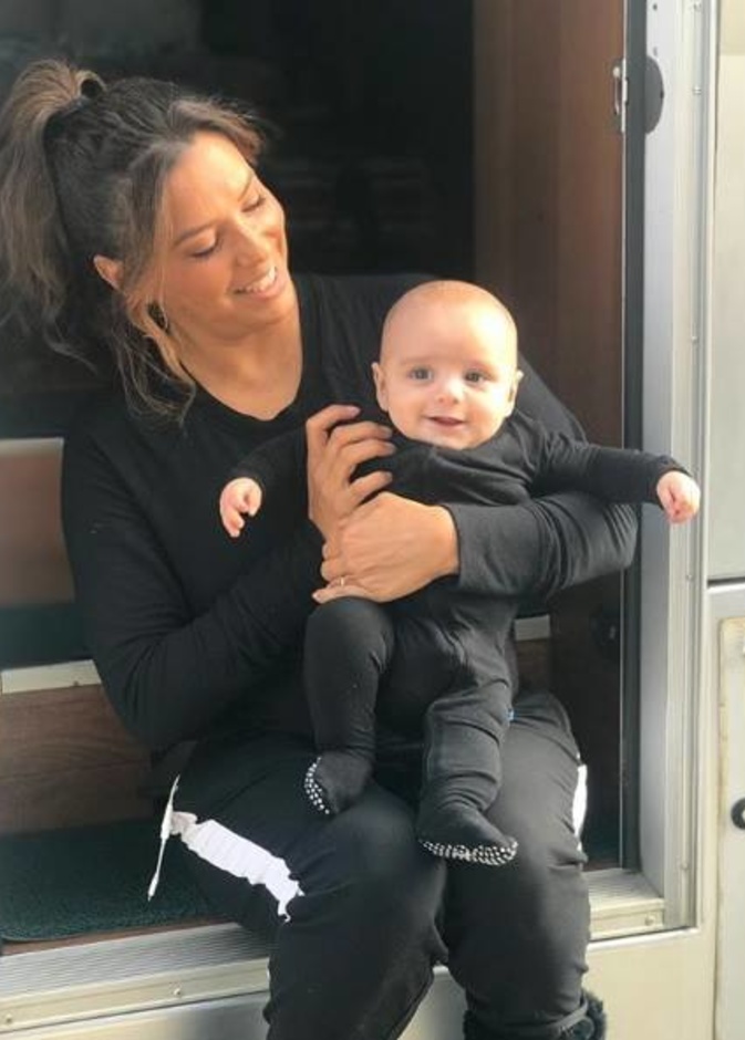 إيفا لونغوريا تشارك متابعيها صورة مع طفلها سانتياغو بأناقة متطابقة بالأسود