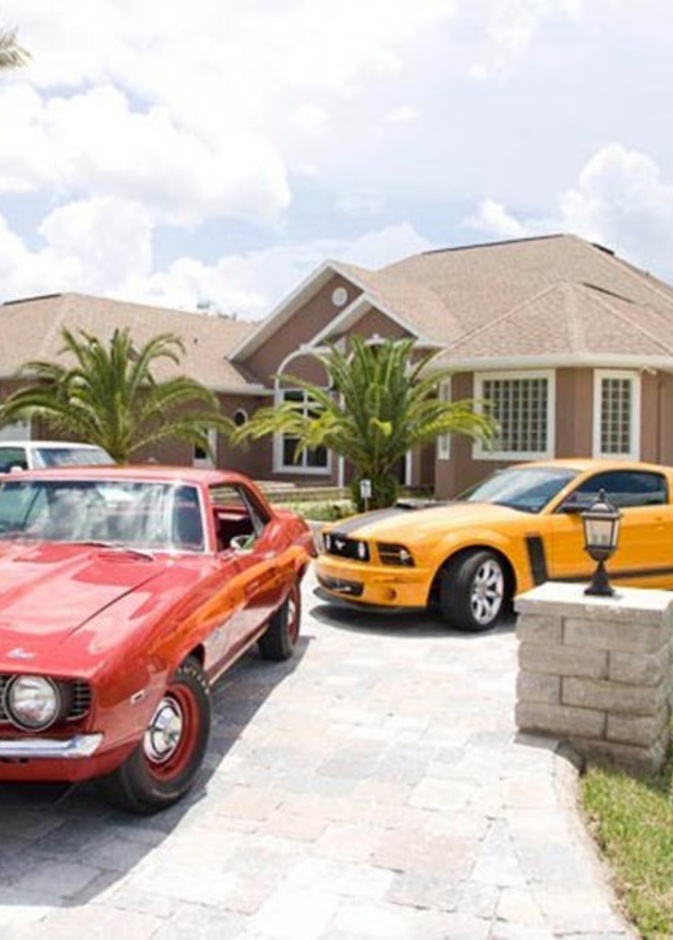 جانب من أسطول السيارات التي يمتلكها نجم المصارعة جون سينا