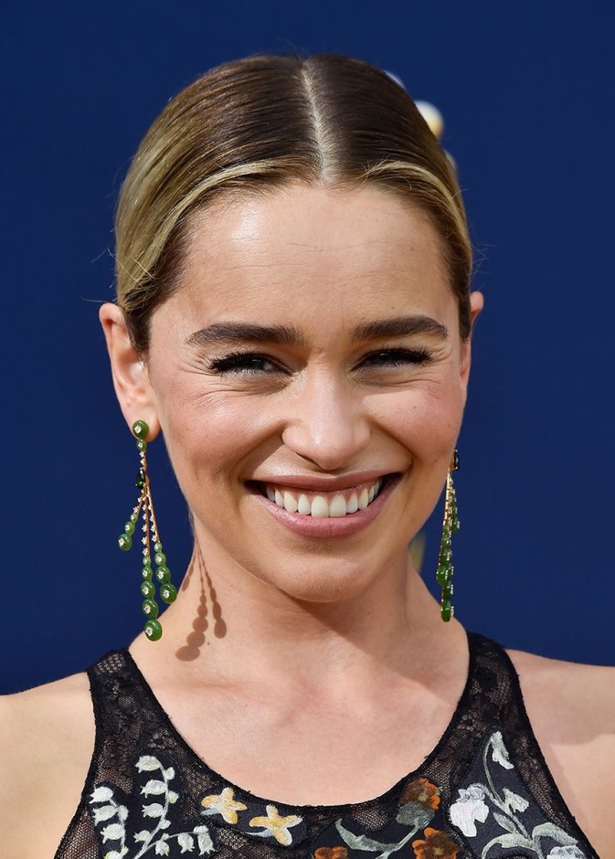 اميليا كلارك في اطلالة بمجوهرات كارتييه Cartier