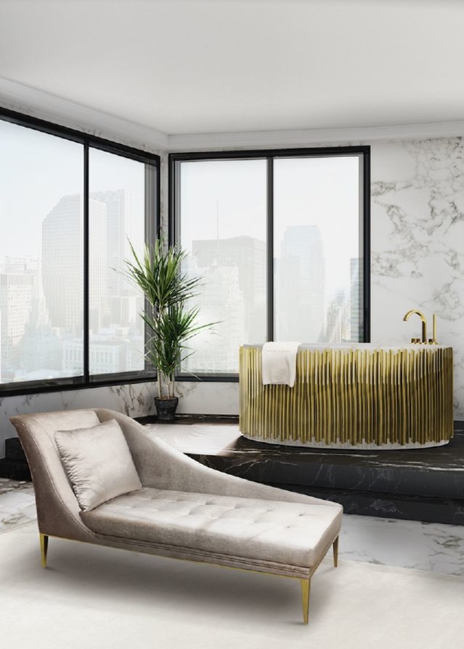 حمام فخم بمساحة كبيرة وواجهات زجاجية