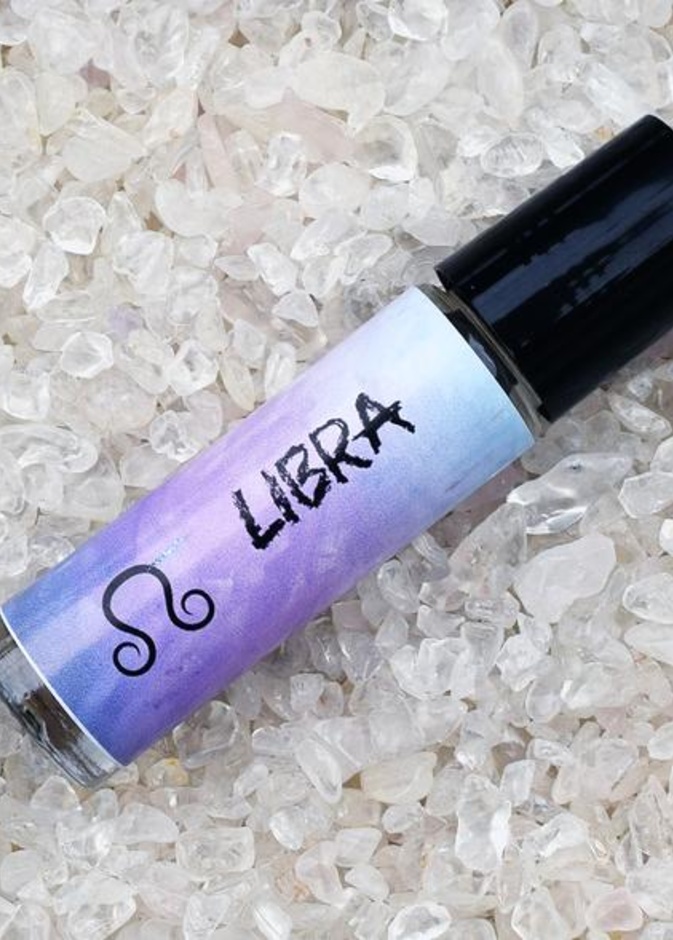 العطر المناسب لصفات رجل الميزان هو العطر الناعم لأنه شخص خفيف الظل وودود