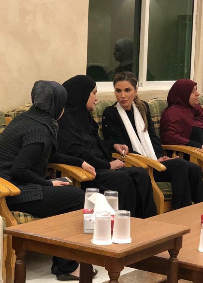 الملكة رانيا تزور عدداً من بيوت عزاء أهالي ضحايا البحر الميت وتقدّم واجب العزاء...