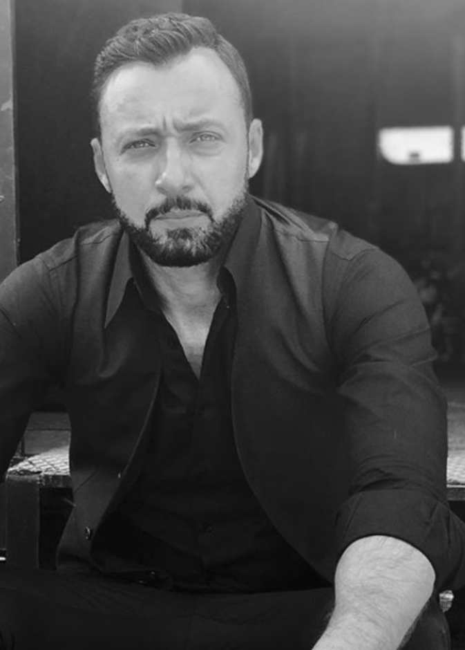 أحمد فهمي بأناقته المعهودة بالفيست والقميص باطلالة جذابة