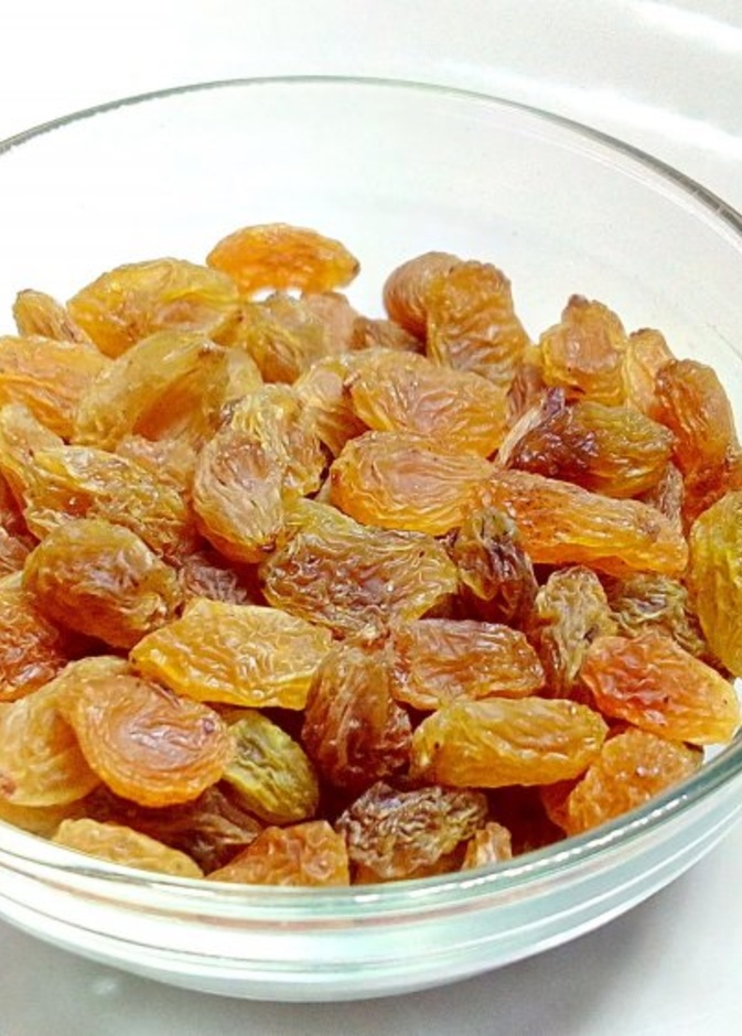  يساهم تناول الزبيب الاصفر بكميات معتدلة بانقاص الوزن الزائد