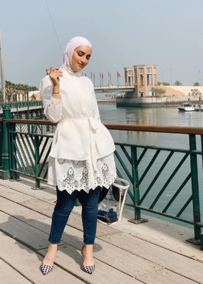 دلاليد تختار قميصاً طويلاً مخصّر بشريط رفيع باللّون البرتقالي