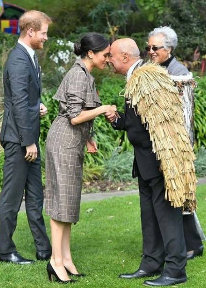 ميغان ماركل تؤدي تحية الهونغي التقليدية لقبائل ماوري وهم السكان الأصليين لنيوزيلندا