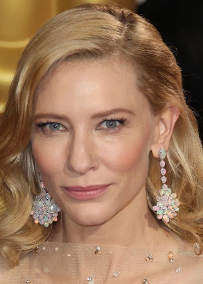 بوسي فيليبس ترتدي أقراط من أيرين نيويرث Irene Neuwirth