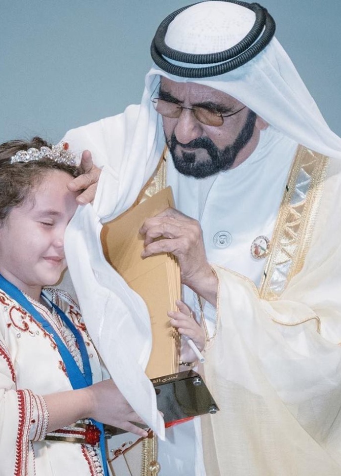 الشيخ محمد بن راشد يمسح بغترته دموع الطفلة المغربية مريم أمجون الفائزة في تحدي القراءة العربي