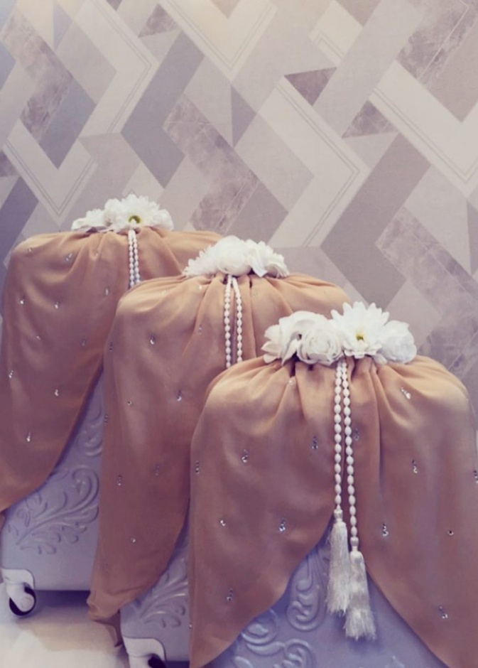 السلل والصناديق بزينة مميزة.