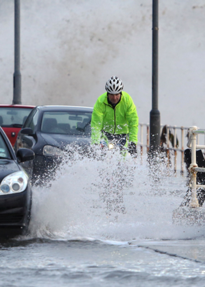 انتبهي جيدا للحطام والأغراض المتناثرة على الطريق