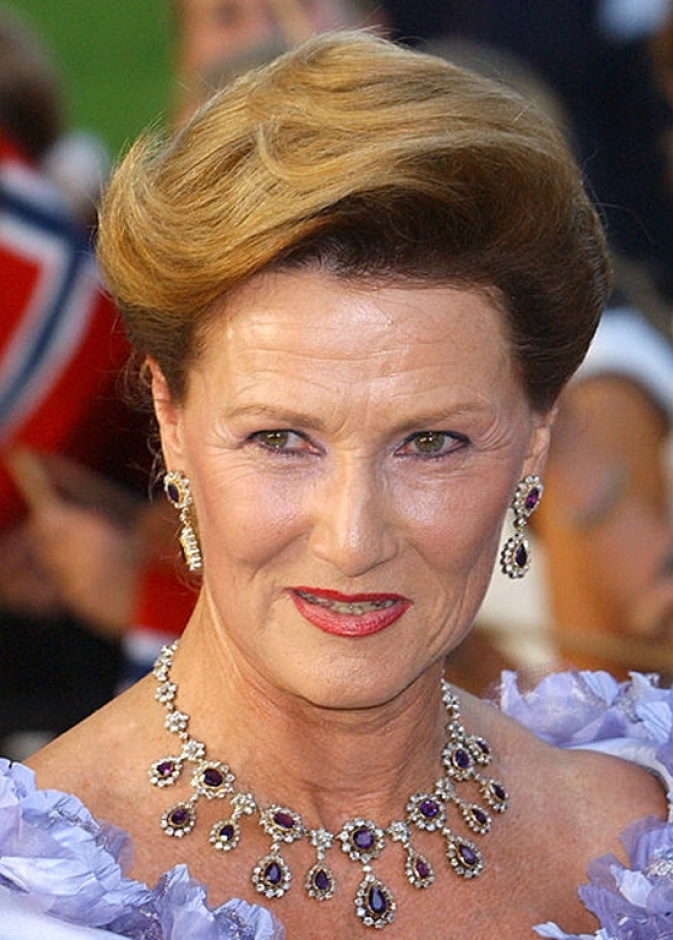 اطلالة الملكة سونيا بمجوهرات اللؤلؤ