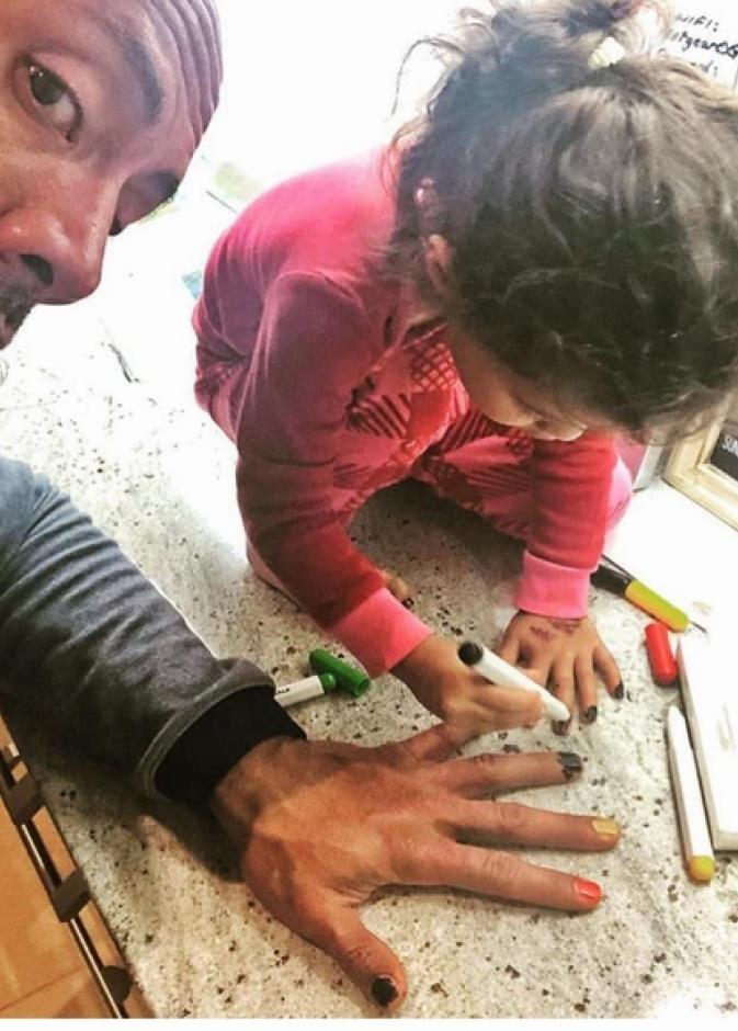 ذا روك The Rocck ينشر صورة ظريفة مع ابنته التي تقوم بتلوين أظافره
