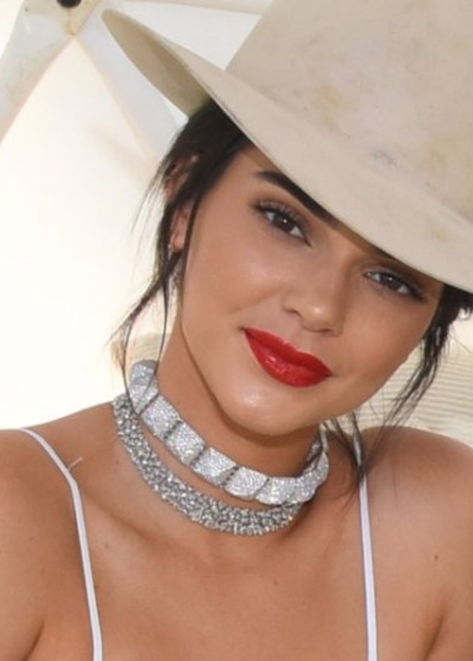 كيندال جينر ترتدي عقود choker