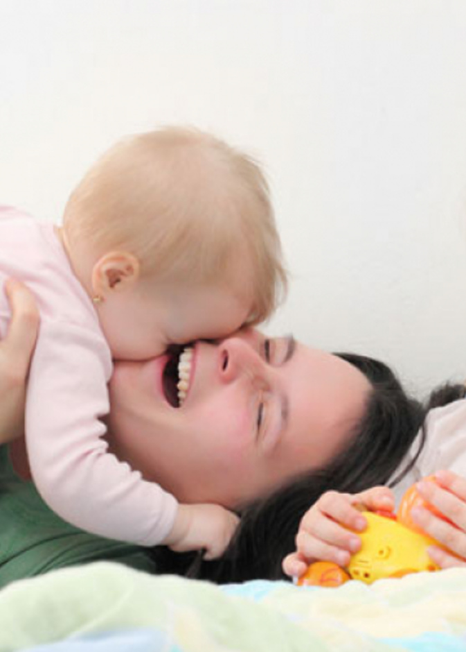 كيفية التعامل مع غيرة الطفل الأكبر من المولود الجديد 