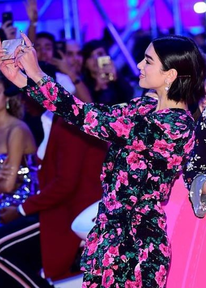 دواليبا Dua lipa تلتقط صور سيلفي مع معجبيها في حفل MTV EMAs 2018