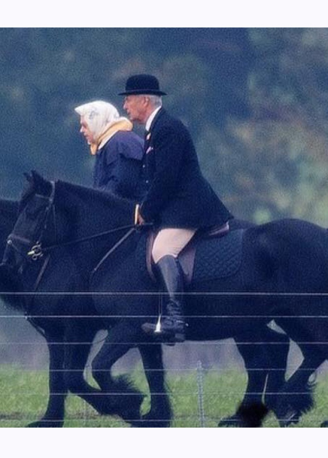 الملكة إليزابيث تُمارس هوايتها المفضلة بركوب الخيل في قلعة وندسور
