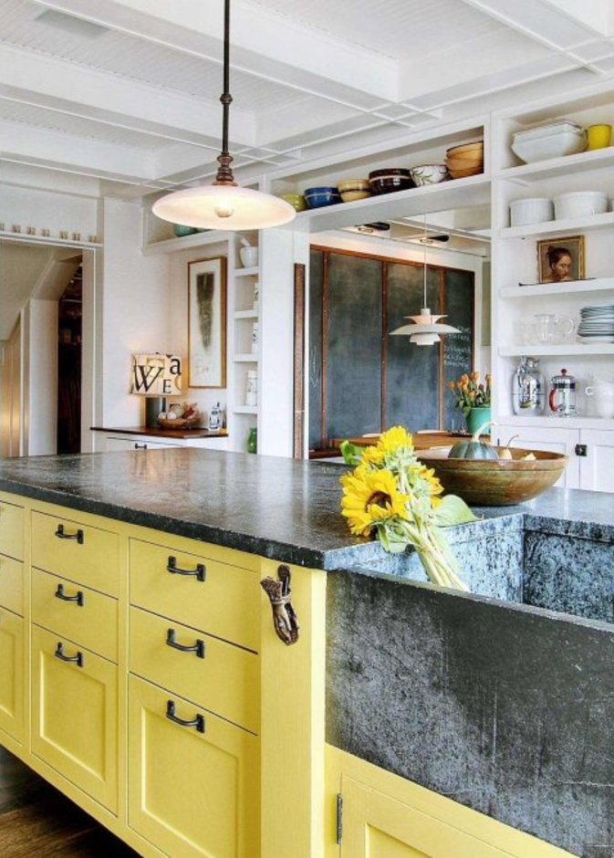 مطبخ جريء باللون الأصفر ضمن ديكور داخلي باللون الرمادي الفينتاج