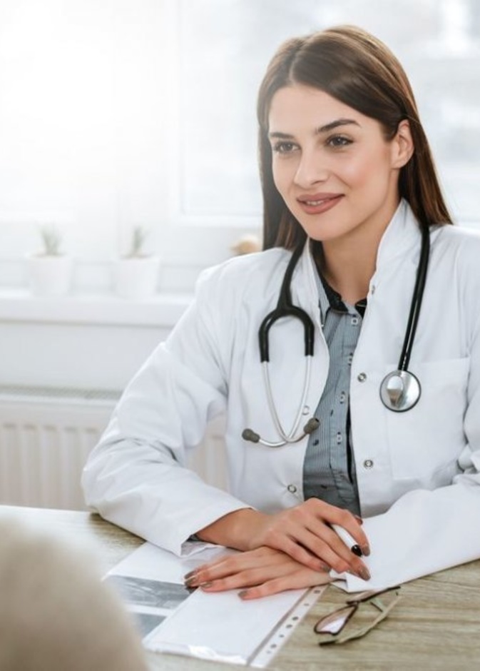 تحبّ إمرأة العقرب العمل في إطار خدمة الآخرين كالعمل مع الجمعيات الإنسانية، أو الطب أو الصيدلة