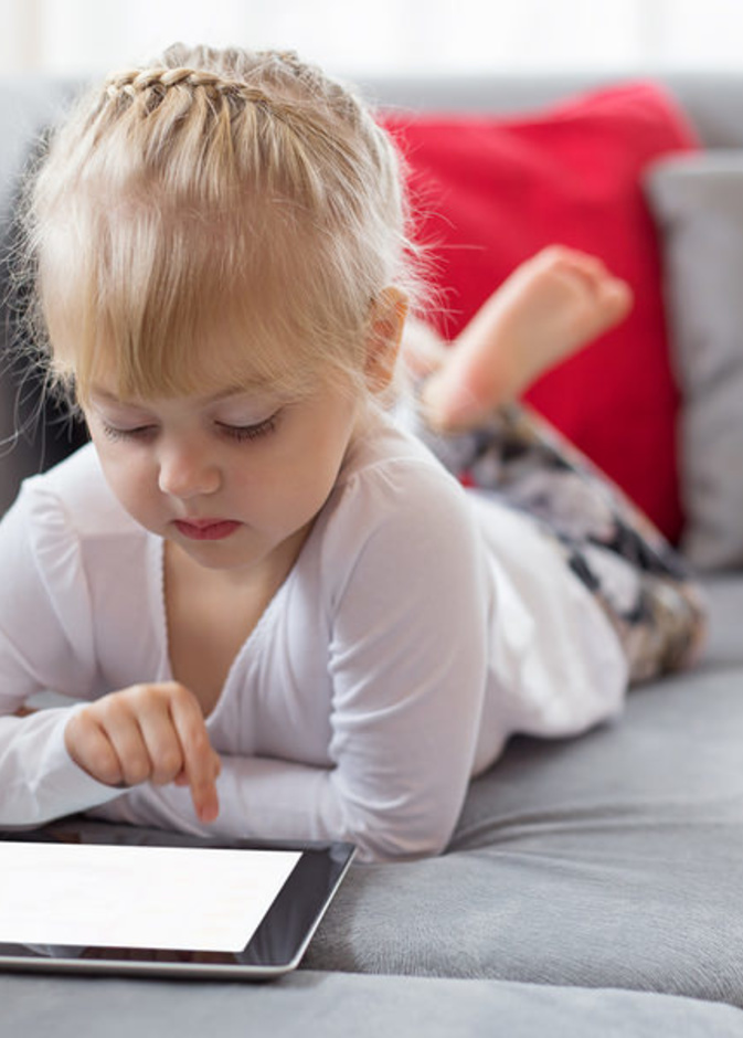 أضرار الشاشات الإلكترونية على نظر الأطفال