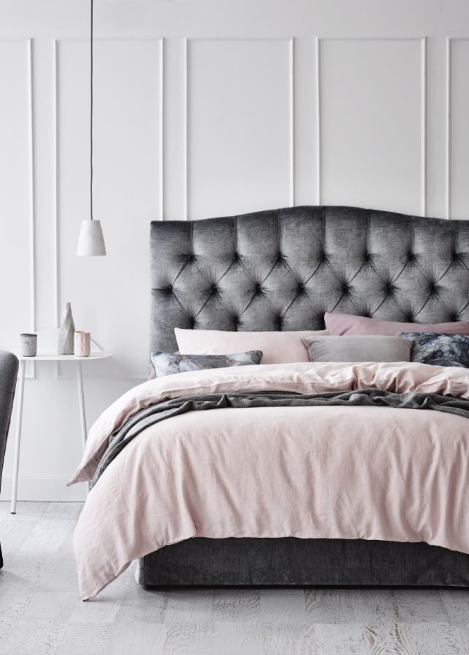 الأخضر المائل للأزرق في تصميم سرير كلاسيكي فخم