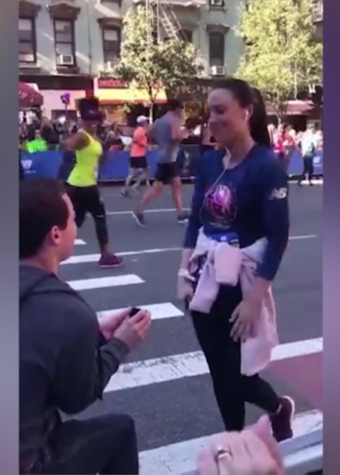 عريس يتقدم لخطبة صديقته في ماراثون