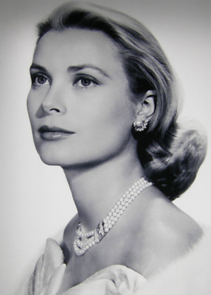 تاج الأميرة غريس كيلي والبروشات الشهيرة