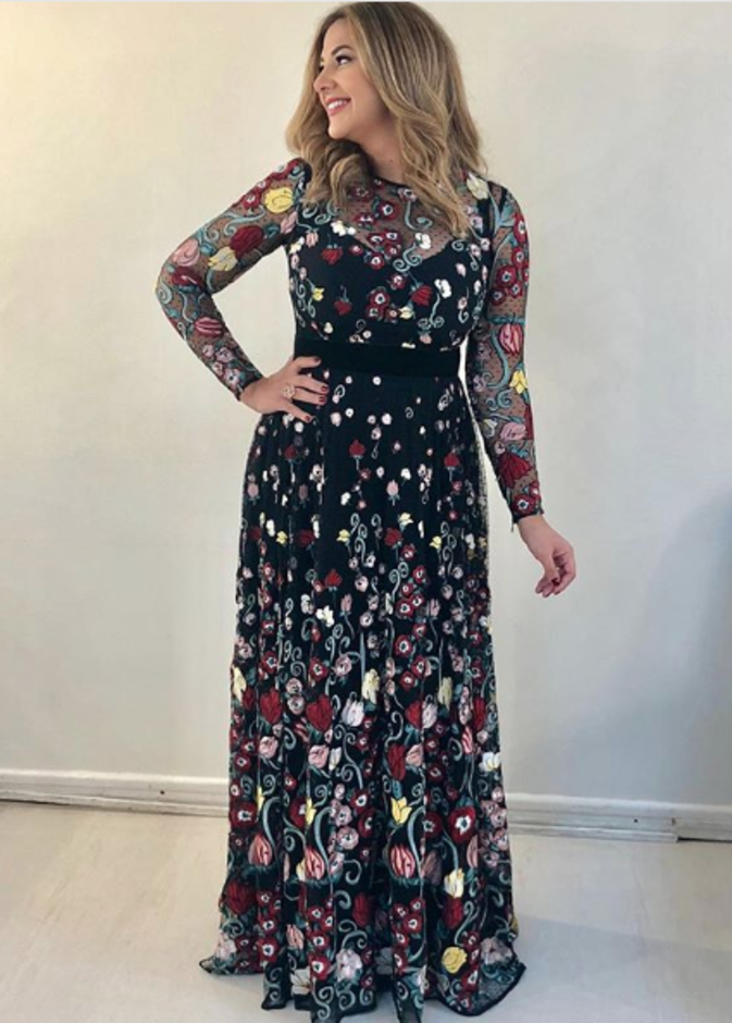 بدلة باللون الأصفر اختارتها دنيا سمير غانم لاطلالة عصرية