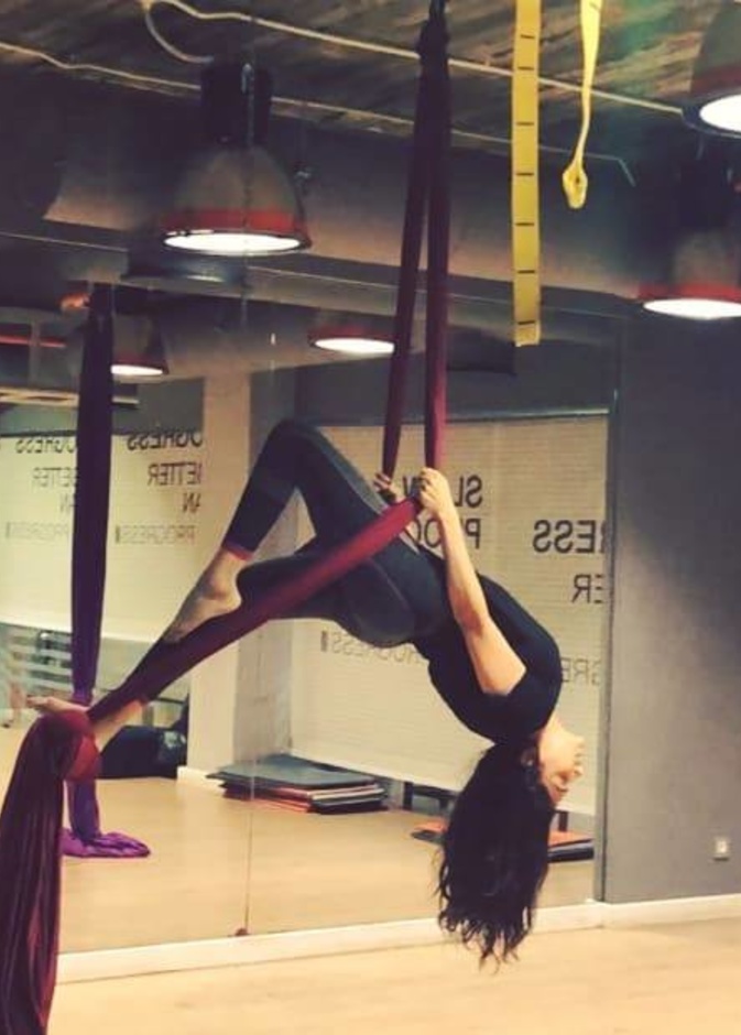 مي عمر تبهر المتابعين بلياقتها خلال ممارستها لرياضة اليوغا