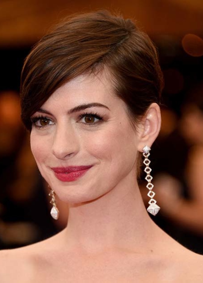  آن هاثاواي متألقة بمجوهرات كارتييهCartier