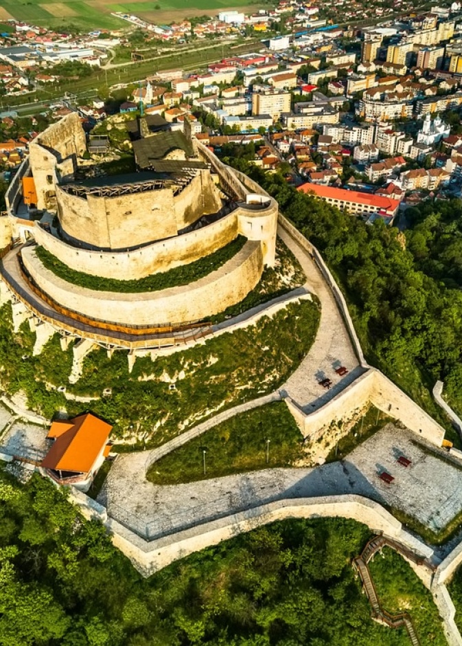 الهضبة التي تحتضن القلعة