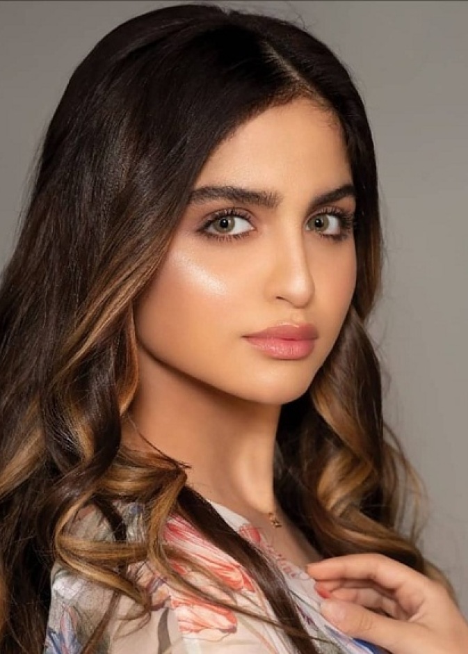 حلا الترك تعتمد لأول مرة العدسات اللاصقة