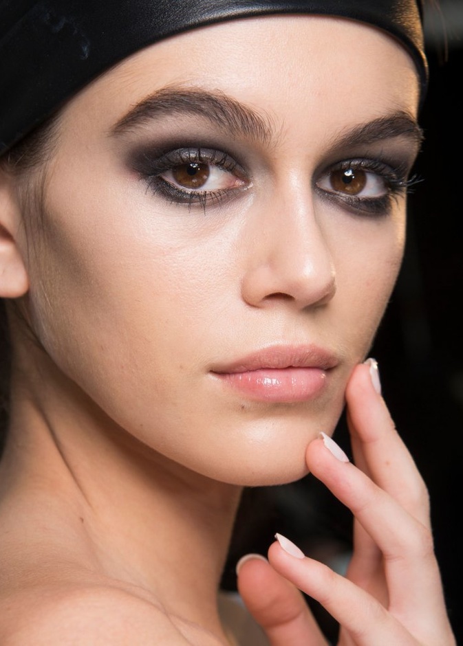 مكياج سموكي عريض ومات آخر صيحات شتاء 2019