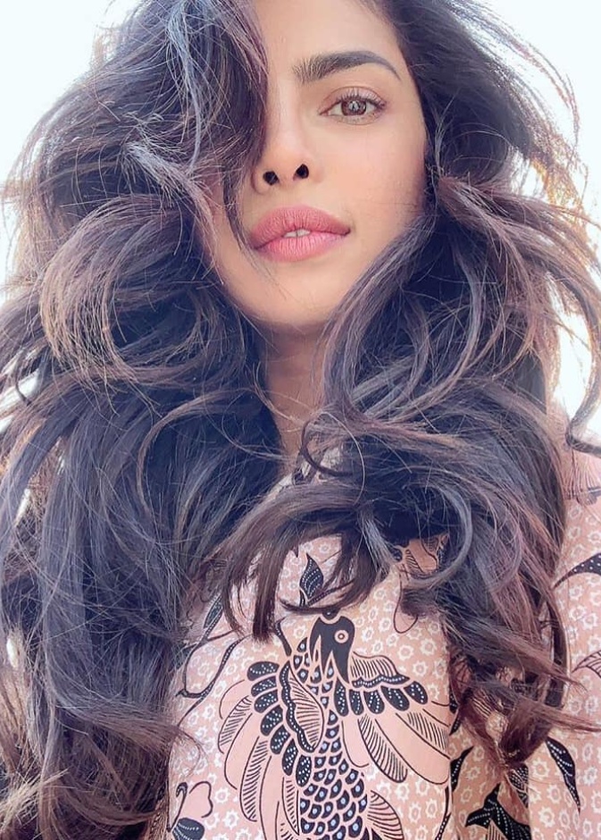 بريانكا تشوبرا تنشر صورة لها بخصلات شعر طويلة قبل أسابيع قليلة من عرسها