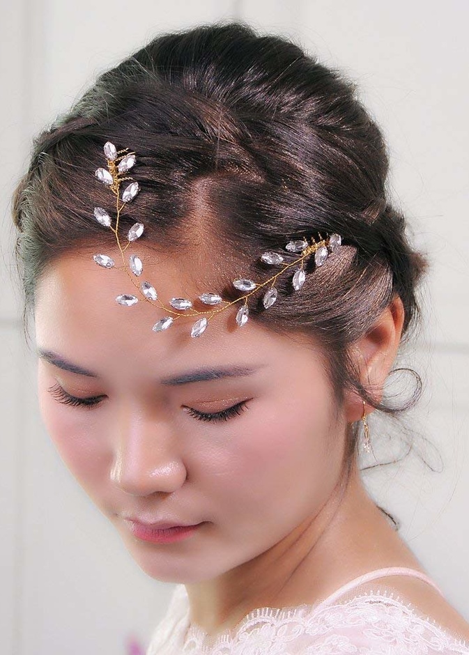 اختاري أحد أطواق الرأس الأنيقة المرصعة باللؤلؤ والتي تعد خيار مثالي للعرائس